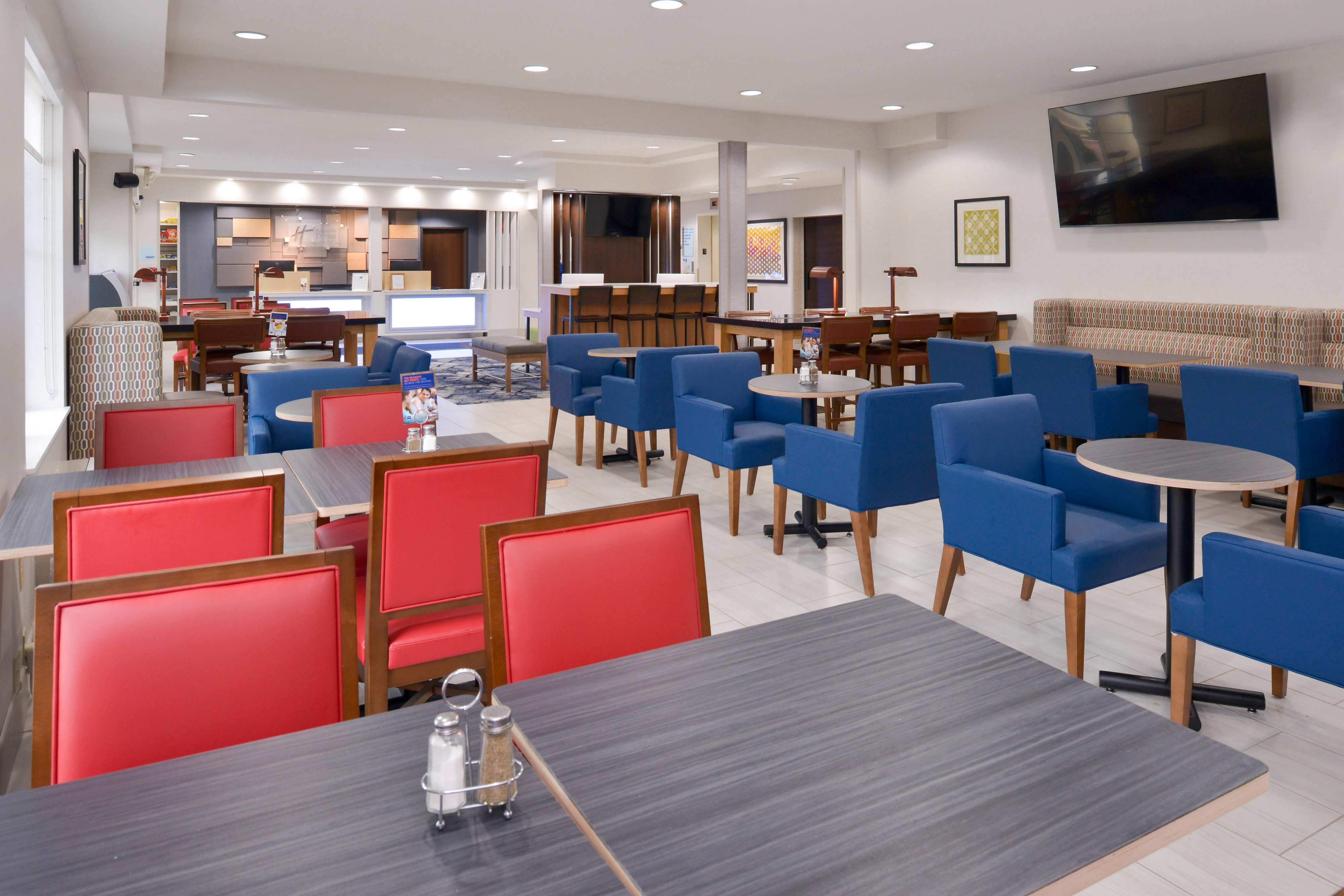 Holiday Inn Express Wixom dining